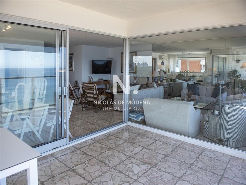 Vende Apartamento de 4 dormitorios en playa de a