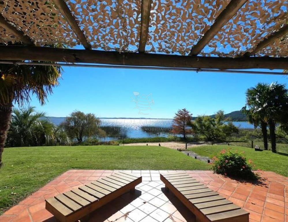 Casa  sobre la Laguna con playita