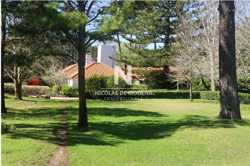 Vende casa en playa brava, Punta del Este de 5