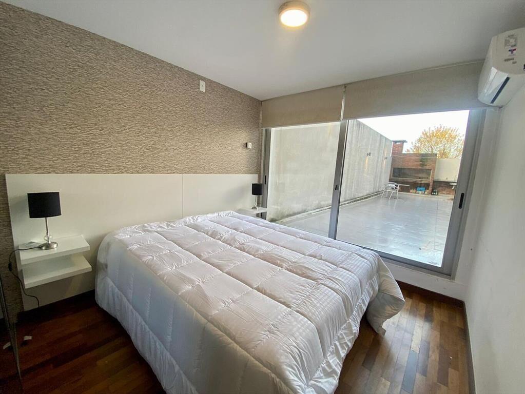 Alquiler apartamento 2 dormitorios amoblado con patio en Po