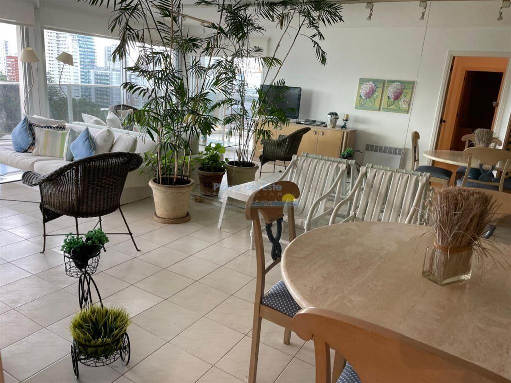 Apartamento de 2 dormitorios en Edificio Long , ,
