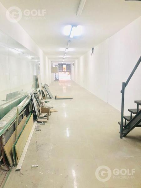 Vendo local comercial sobre 18 de julio con entrepiso, 142m