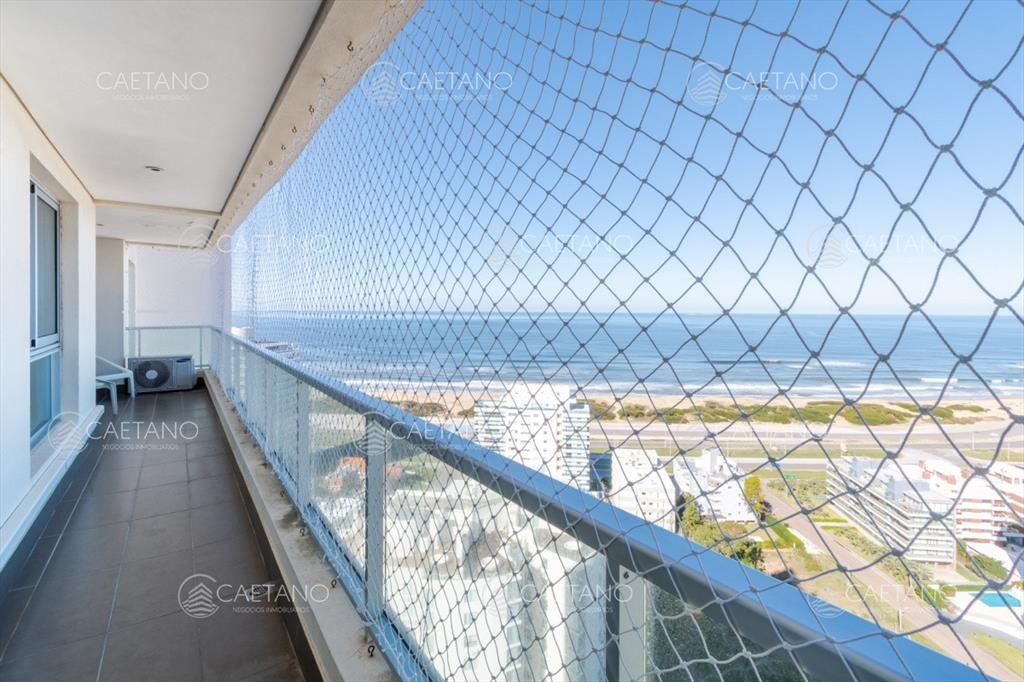 Apartamento de 2 Dormitorios en Playa Brava con Vista al Ma