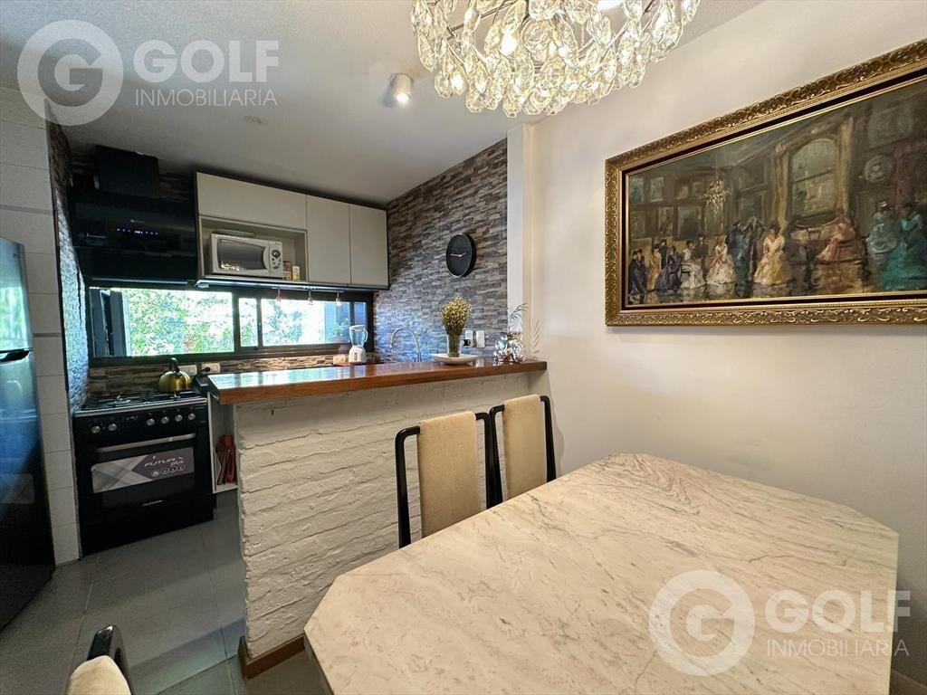 Venta de casa de dos dormitorios y cochera en Pocitos