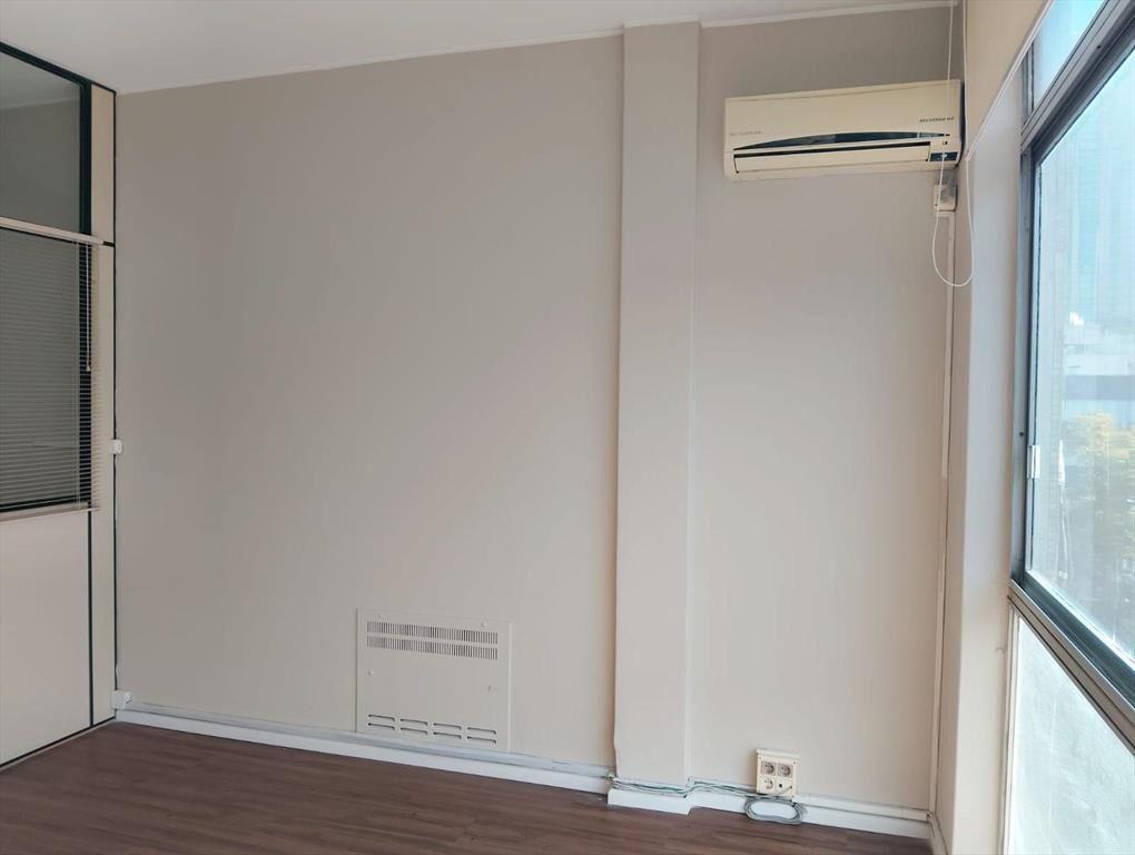 Alquiler Oficina con dos espacio definidos y salón amplio e