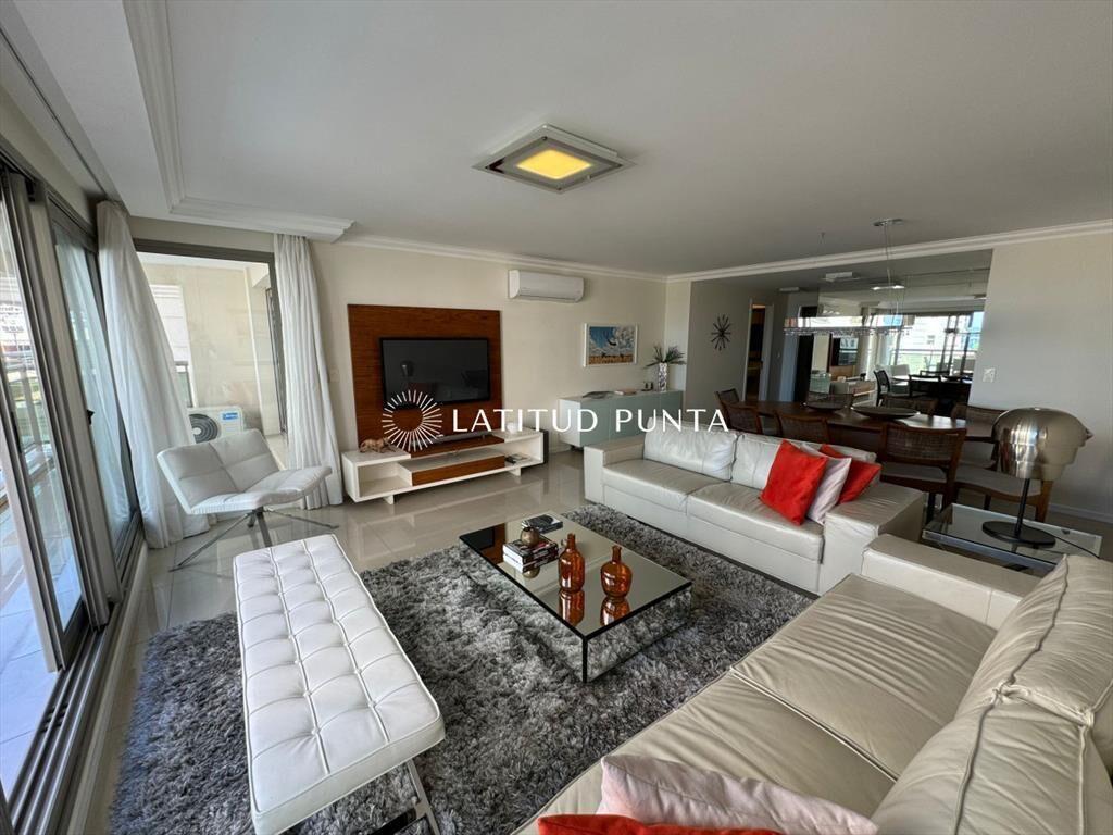 Apartamento 3 dormitorios en suite. Brava