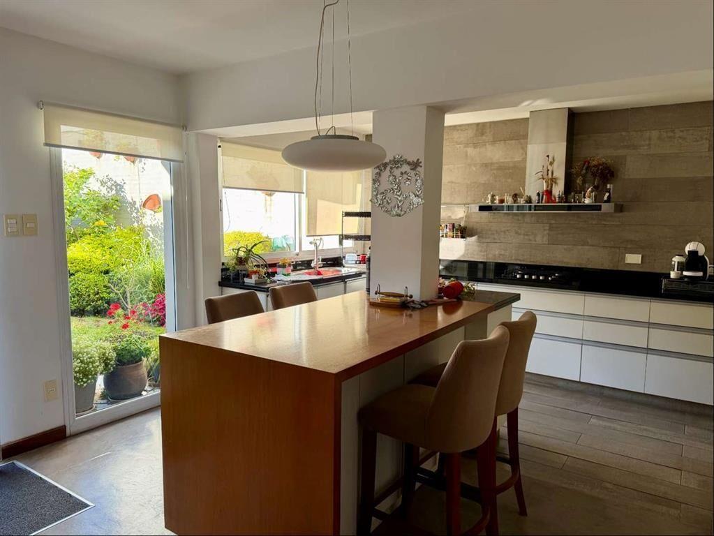 Venta casa 5 dormitorios, fondo verde con parrillero, 2gara