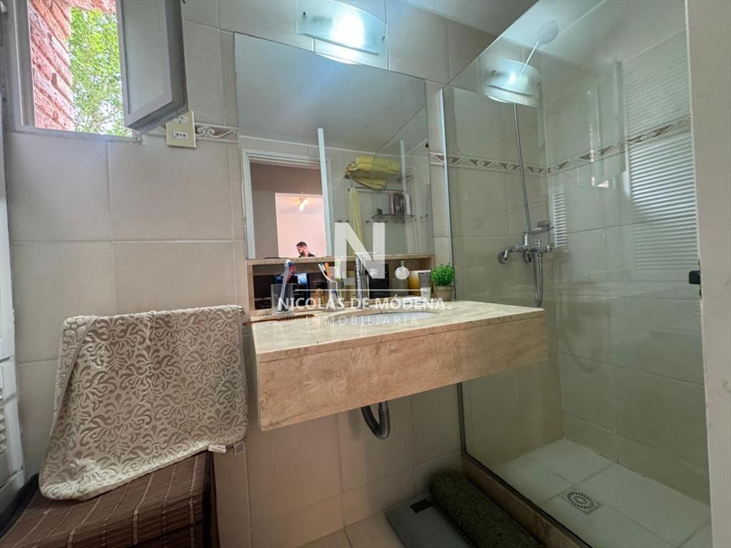 Vende apartamento en edificio de primera fila,