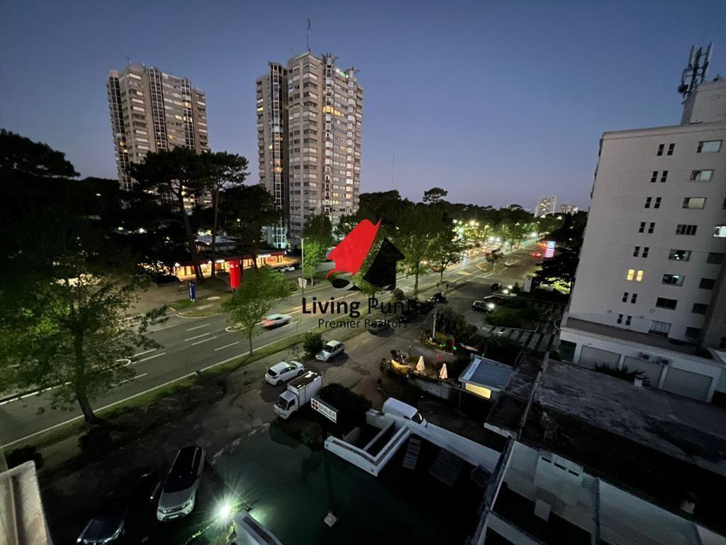 Vende apartamento de 2 dormitorios en Punta del