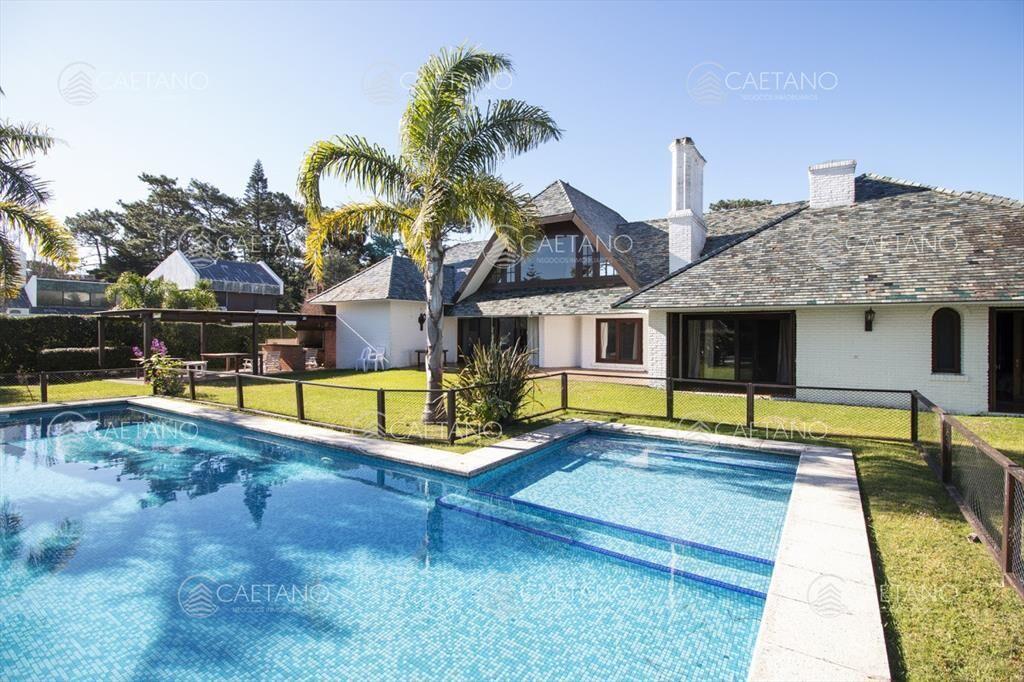 Venta de casa de 4 dormitorios más dependencia y