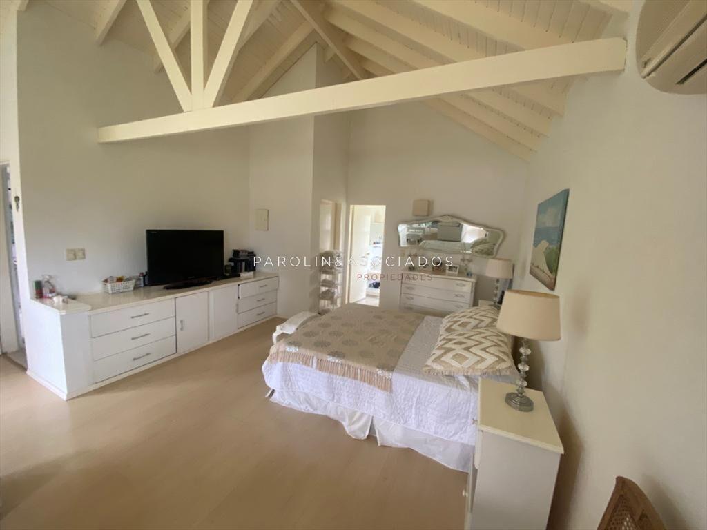 VENTA CASA DE 4 DORMITORIOS BARRIO PRIVADO LA ARBOLADA PUNT
