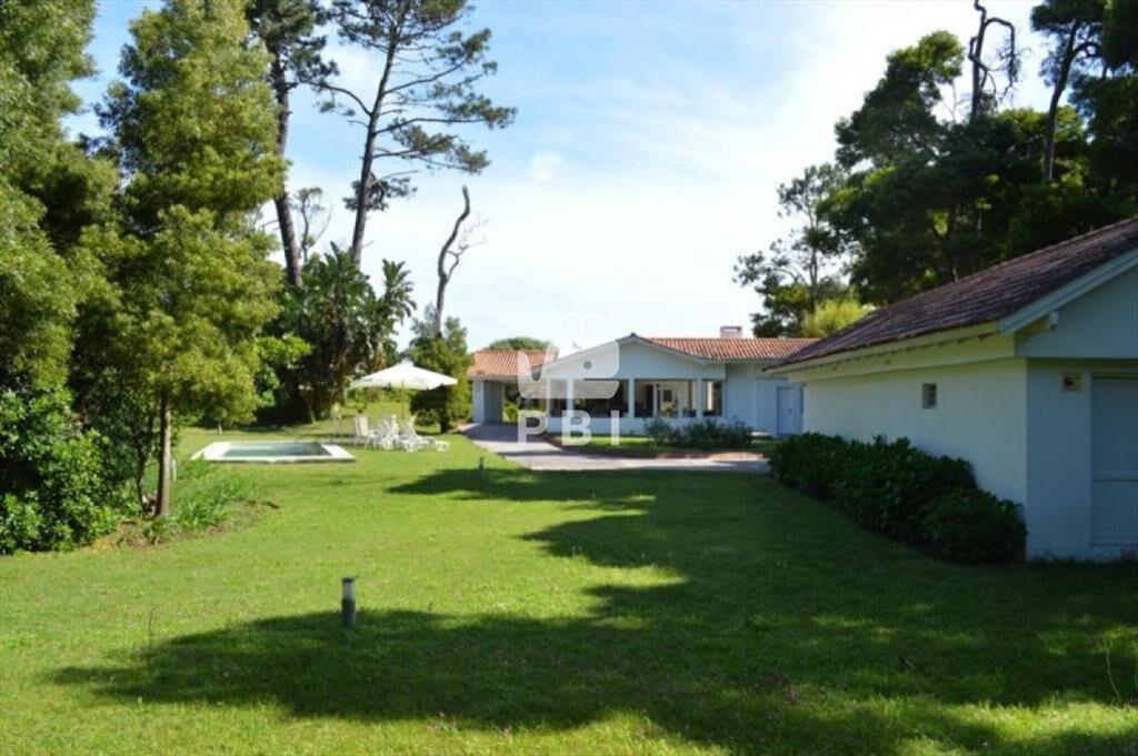 Alquiler temporario de Casa 4 DORMITORIOS en Punta Ballena,
