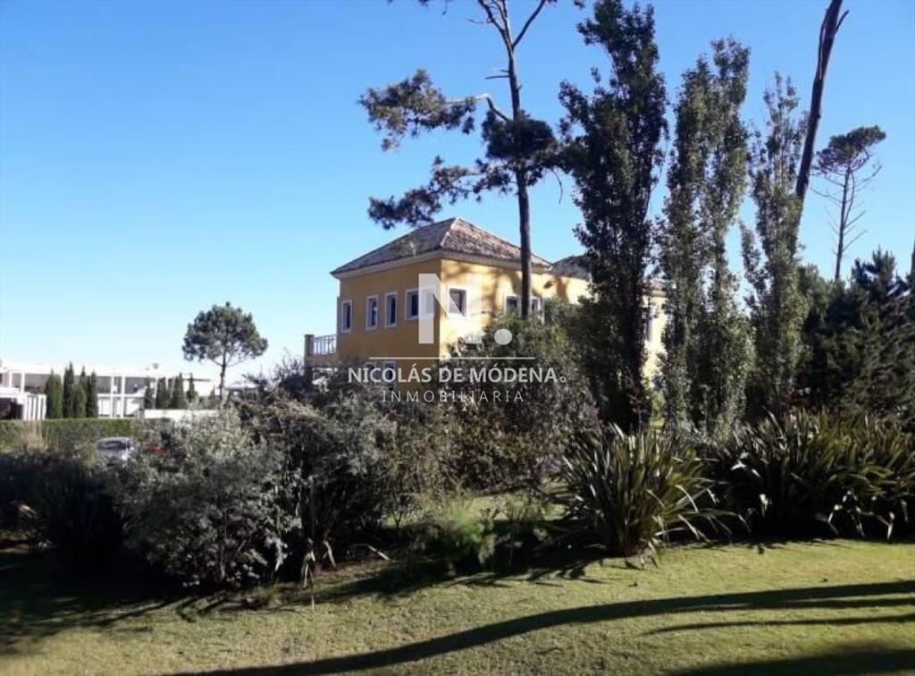 HERMOSA CASA EN BARRIO PRIVADO  DE LA BARRA