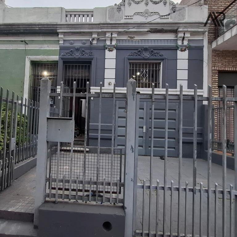 Casa en venta c/ cochera en Las Acacias