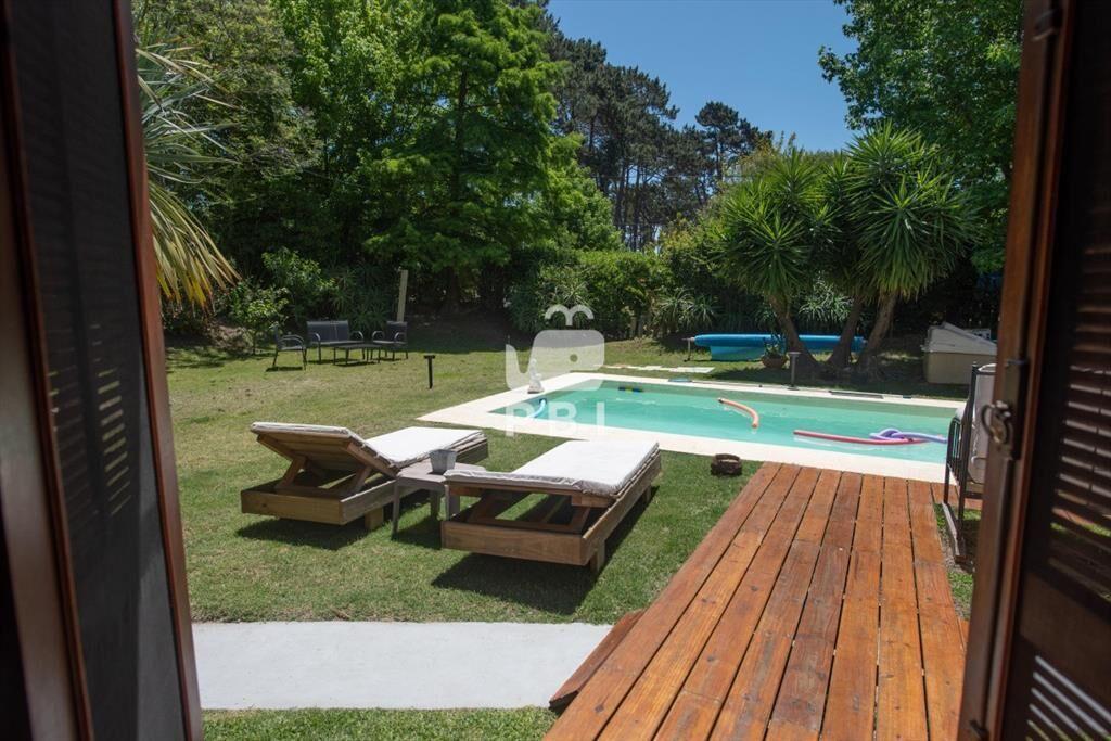 Muy amplia casa con piscina, parrillero y anexo.