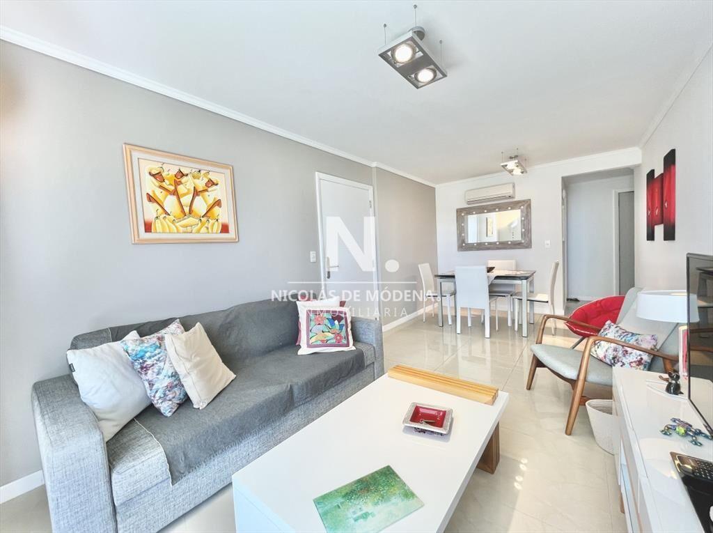 Vende apartamento de 2 dormitorios en Punta del