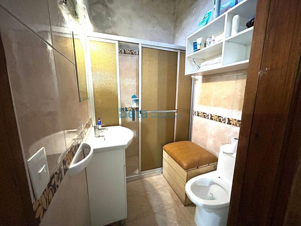 VENTA DE CASA 3 DORM, GARAJE, Y MONOAMBIENTE AL