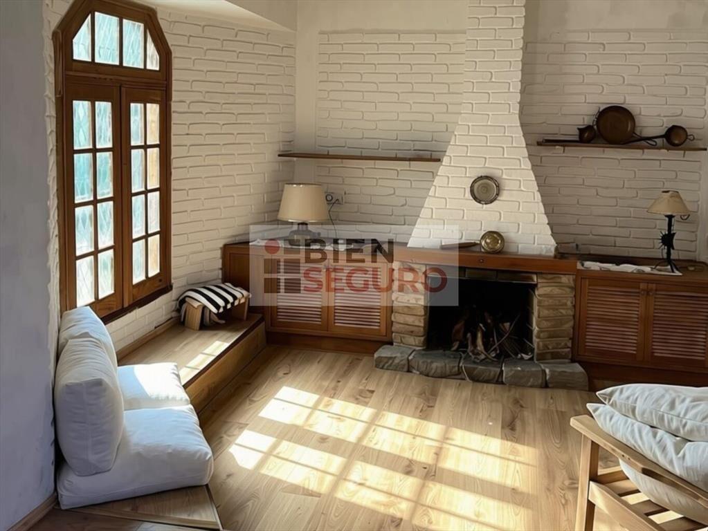 Cómoda casa de 4 dormitorios y amplio jardín, barbacoa con