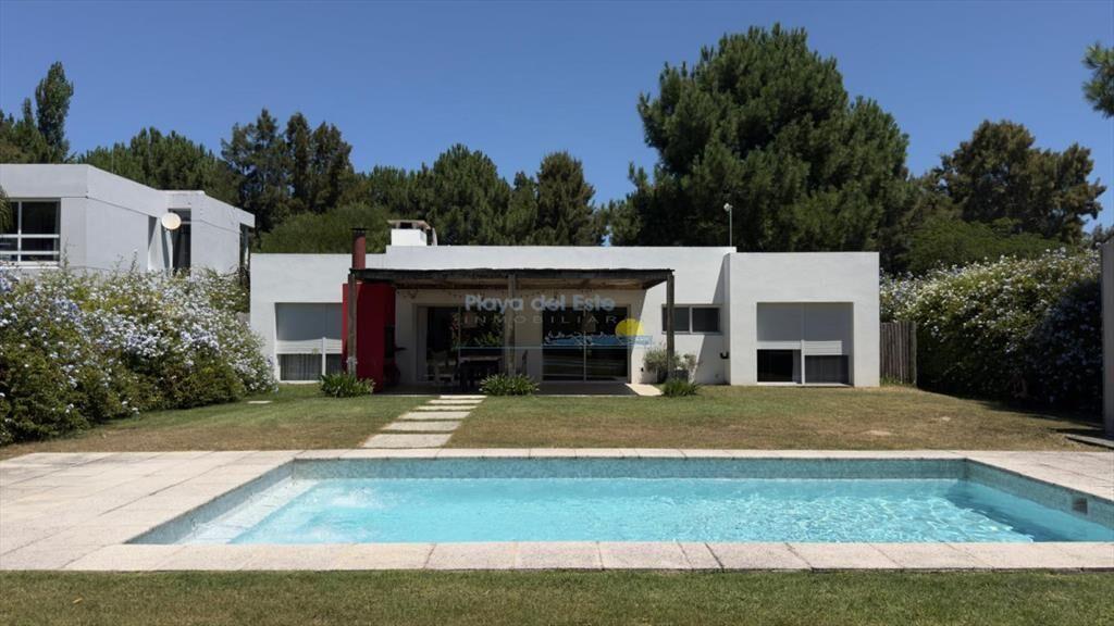Casa de 4 dormitorios en alquiler anual , Punta ,