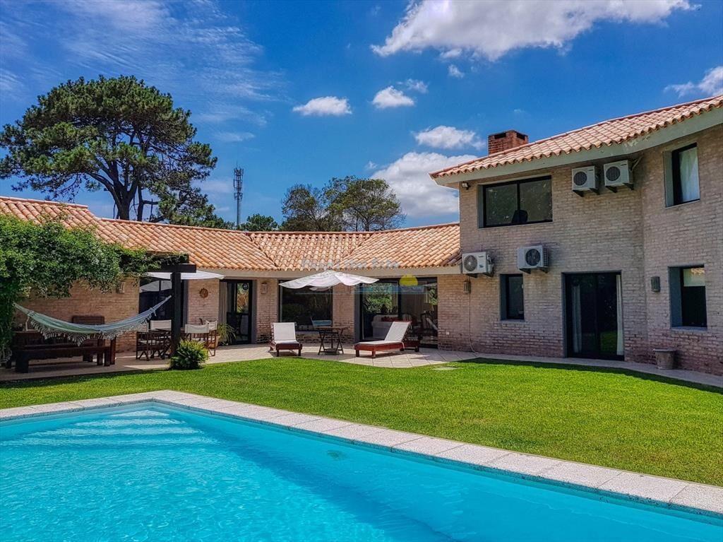 Se alquila casa 5 dormitorios, con piscina en Rincon del In