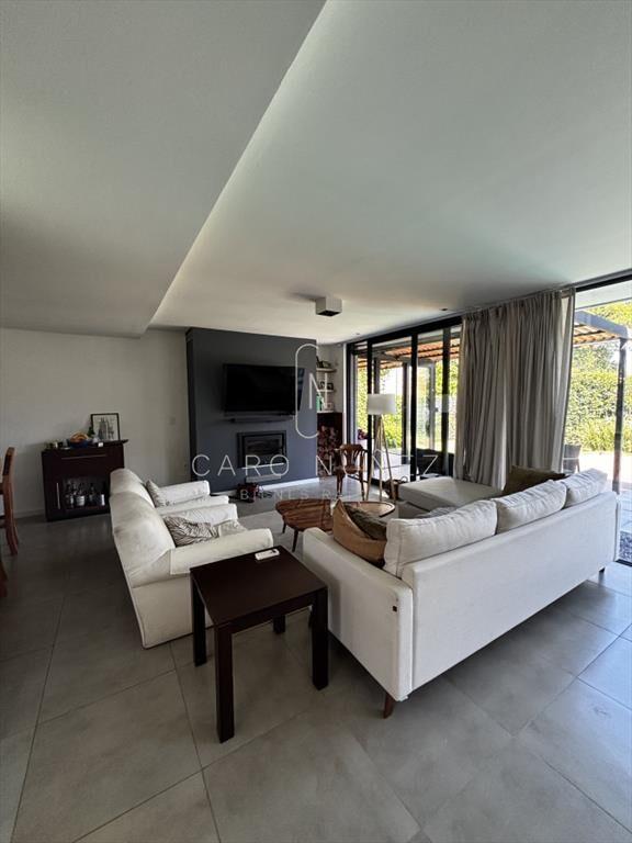 Venta casa moderna 4 dormitorios Carrasco Sur