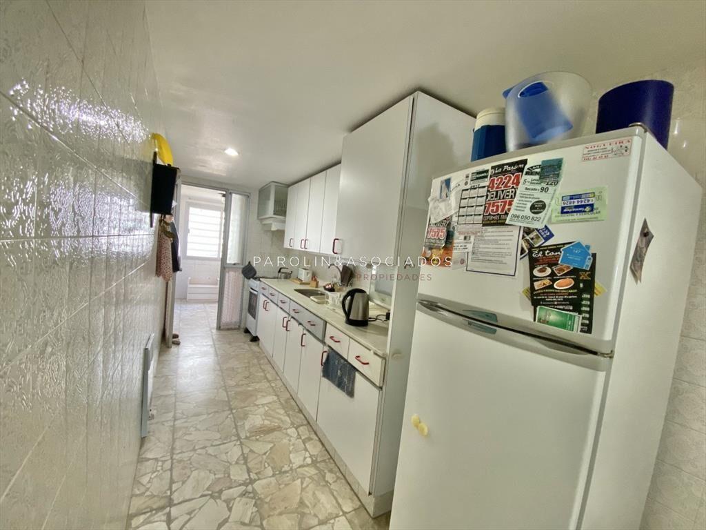 VENTA DE APARTAMENTO DE 2 DORMITORIOS Y SERVICIO FRENTE AL