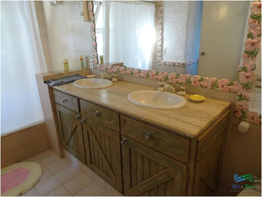 Casa en alquiler y venta..  Zona de playa mansa,