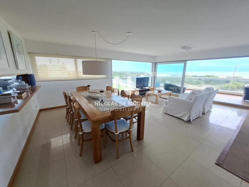 Apartamento en venta de 3 dormitorios y servcio