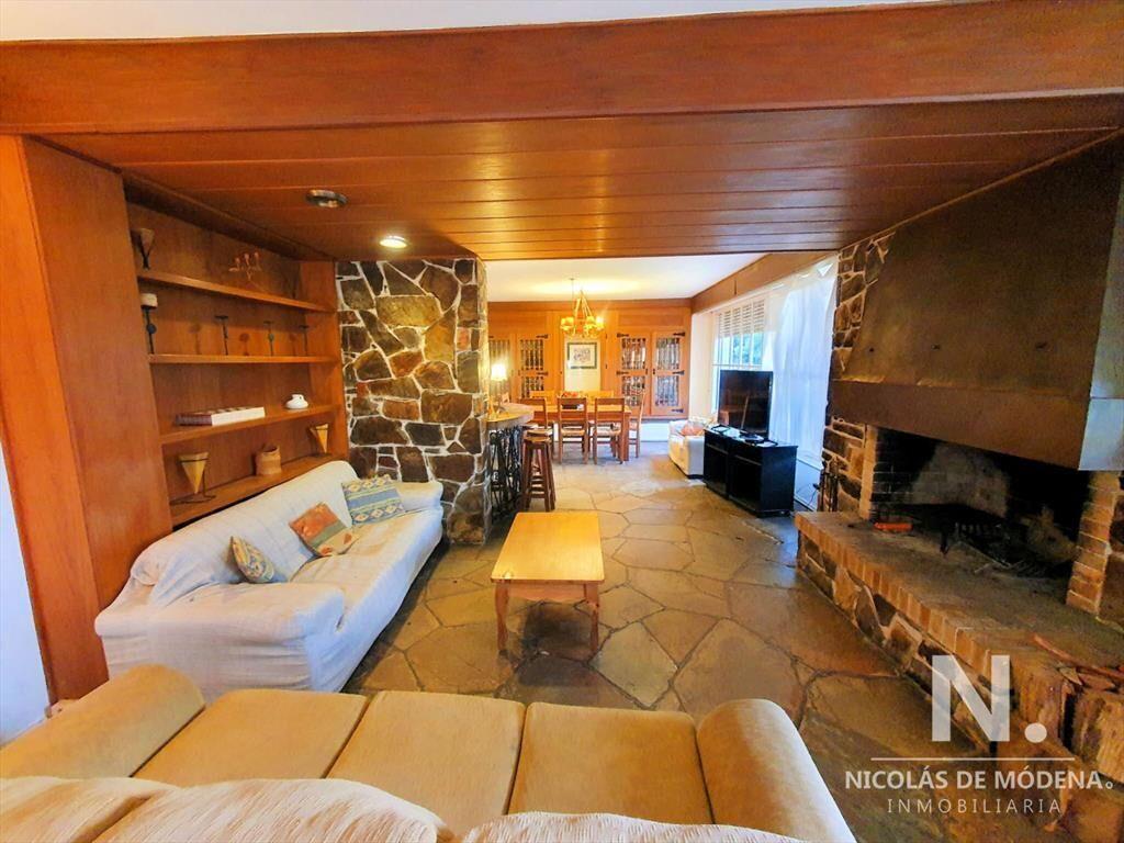 Venta de casa de 4 dormitorios en barrio Cantegril, Punta d