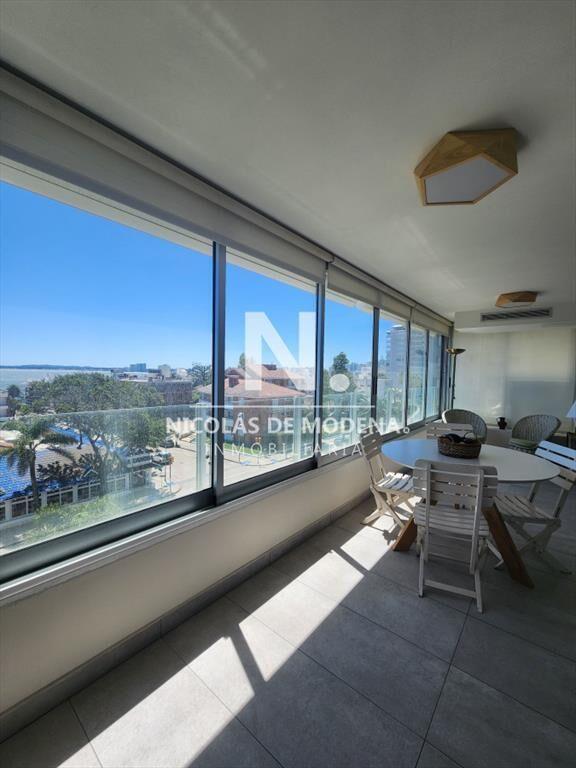 Vende apartamento en Peninsula de 3 dormitorios, a metros d