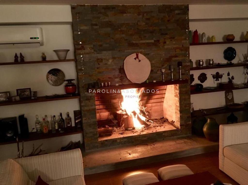 Casa en venta de 4 dormitorios a pasos de la del