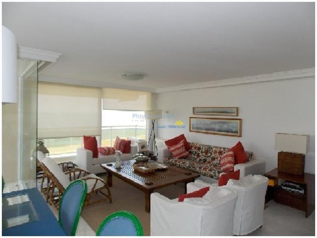 Apartamento en Venta de 3 Dormitorios en Edificio