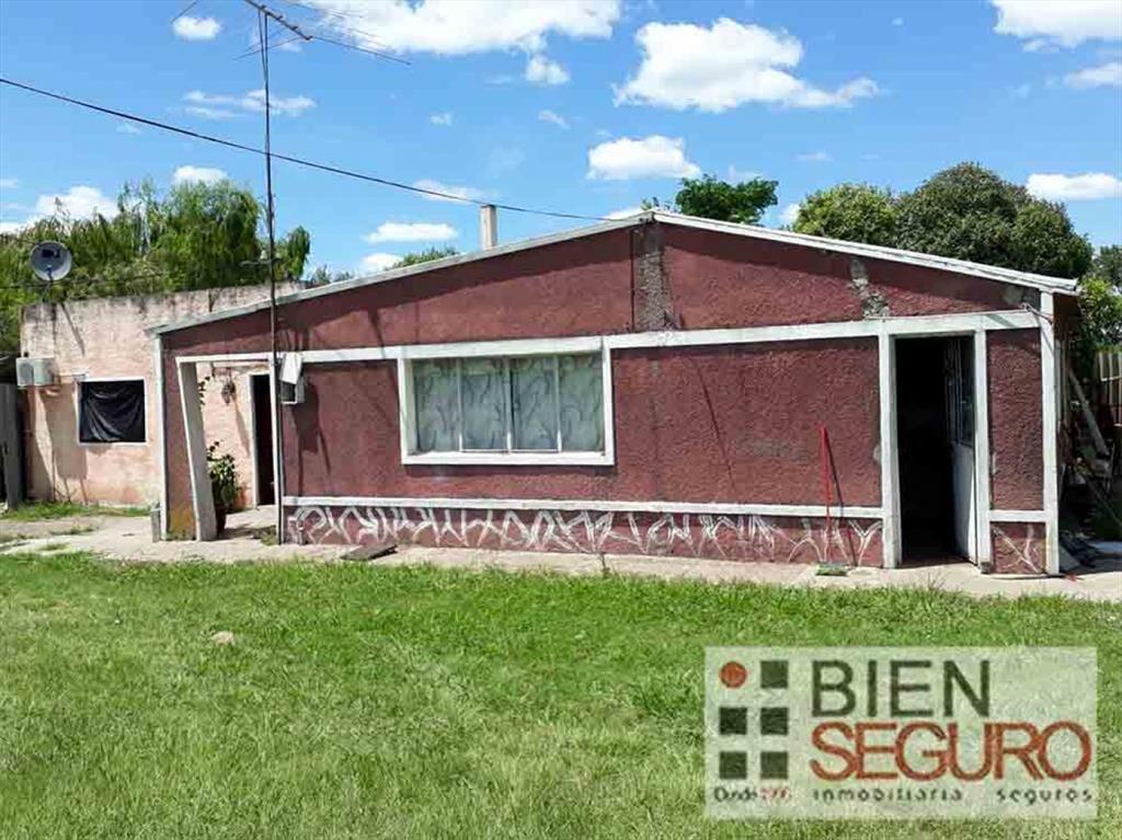 Chacra de 2,7 hás. con 2 casas y un apartamento en venta en