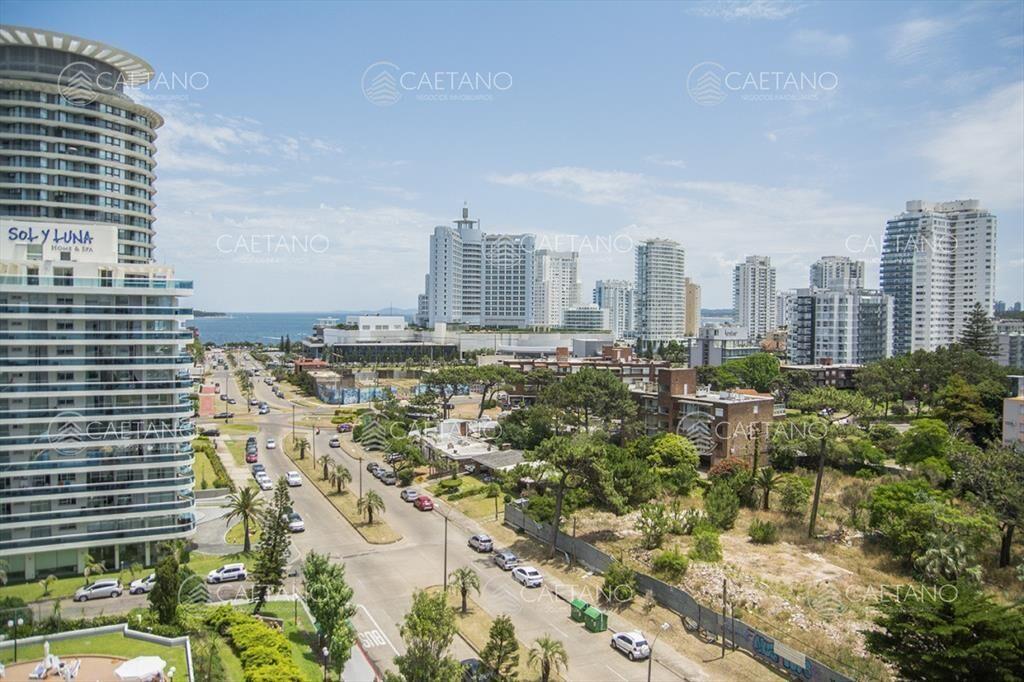 Vende apartamento de 2 dormitorios y medio playa
