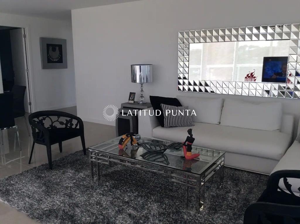 Apartamento en One, 3 dormitorios más dependencia