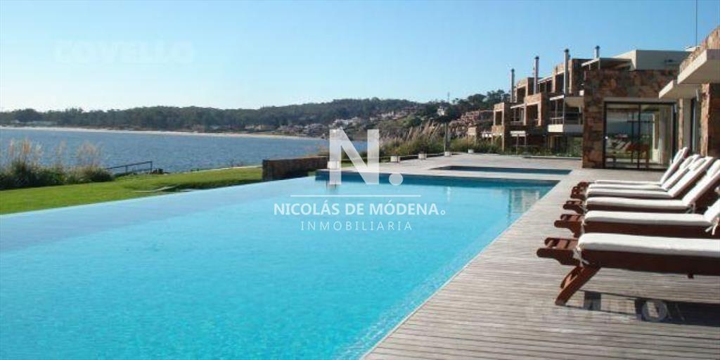 Vende apartamento en Punta Ballena frente al mar