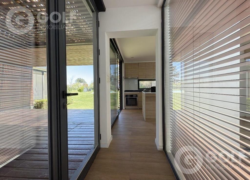 Venta de Casa de 3 dormitorios y servicio en Altos de la T