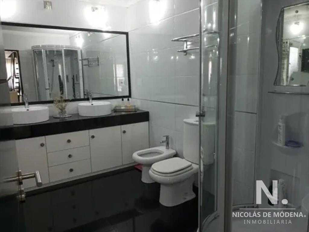 Vendo casa de 4 dormitorios,3 baños y piscina climatizada.