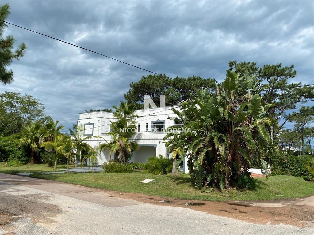 Vende impecable casa de 4 dormitorios en Brava
