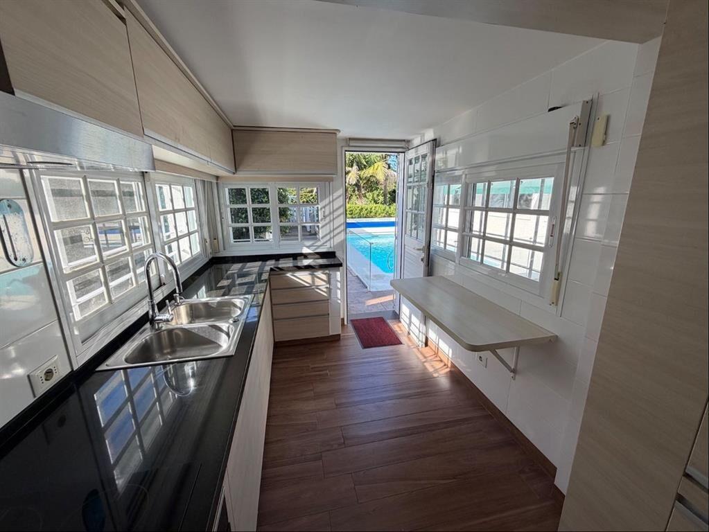 VENTA DE CASA 4 DORMITORIOS UNA PLANTA FONDO VERDE PISCINA