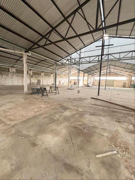 Alquiler a300 m Ruta 8 y km28 Terreno 21.979m2 Local 3300m2