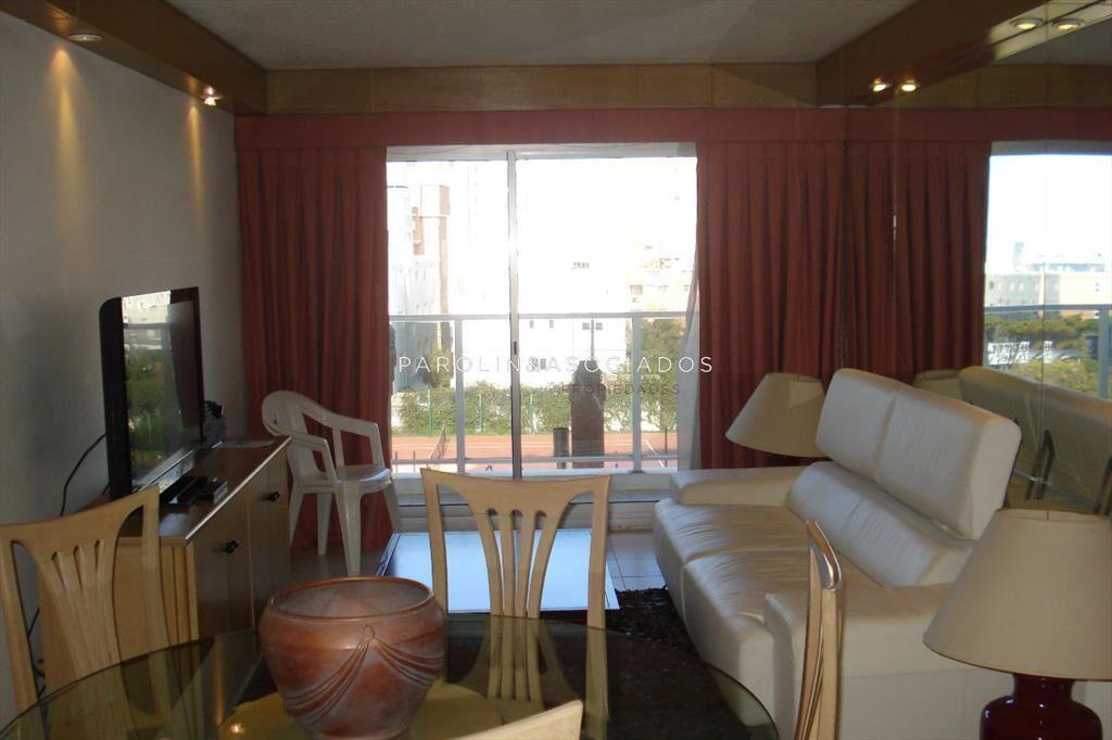 Apartamento en venta a pasos del mar en Punta del Este.