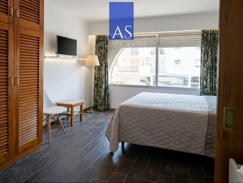 Apartamento con cochera en Península excelente