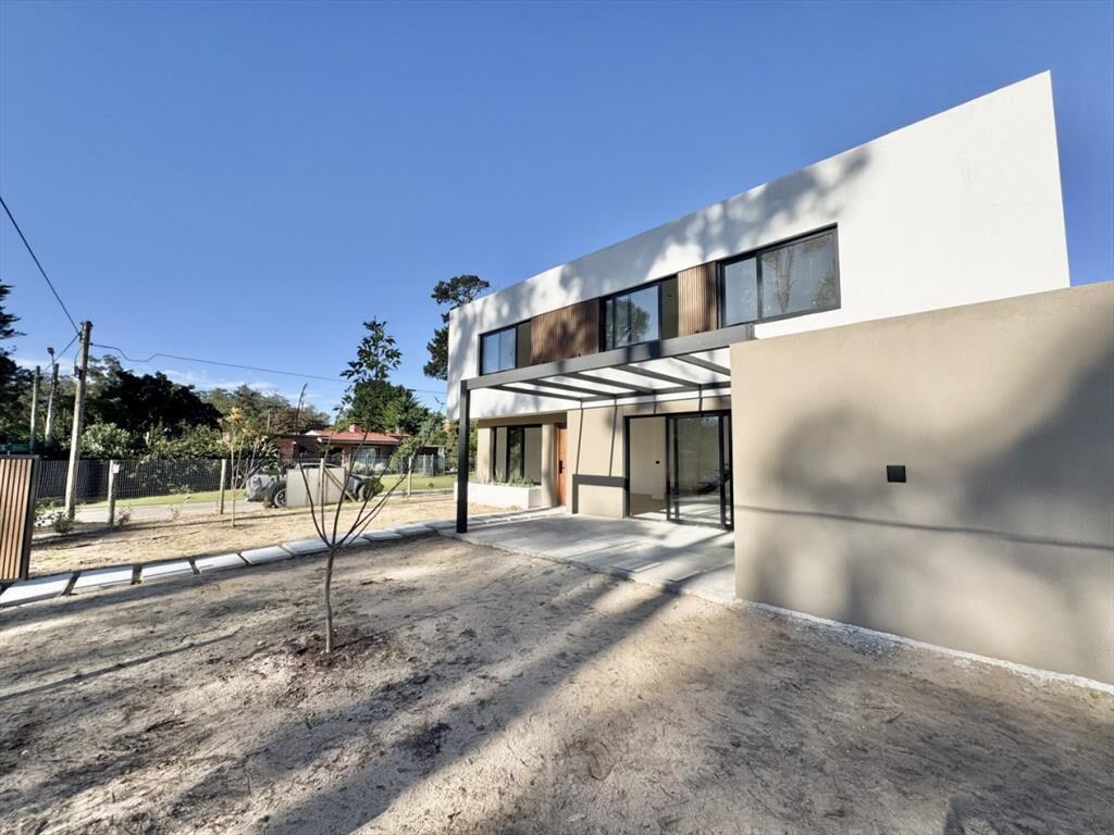 VENTA DE CASA 3 DORMITORIOS A ESTRENAR - ZONA COLEGIOS