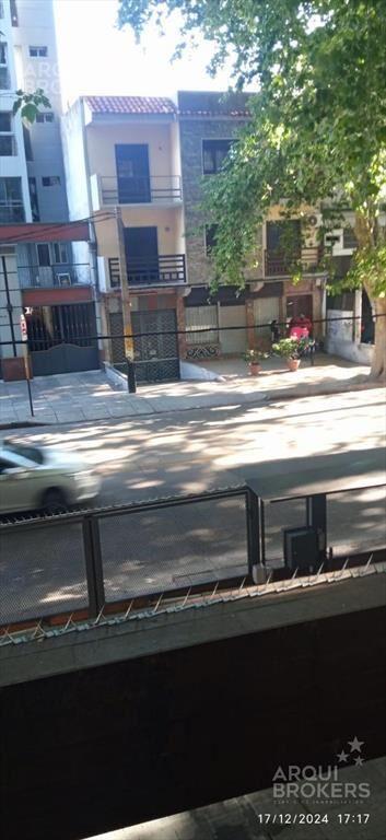Apartamento de dos dormitorios y patio en venta en Pocitos