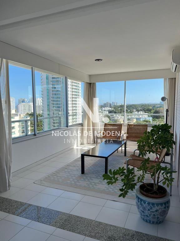 Apartamento de 3 dormitorios en playa brava al