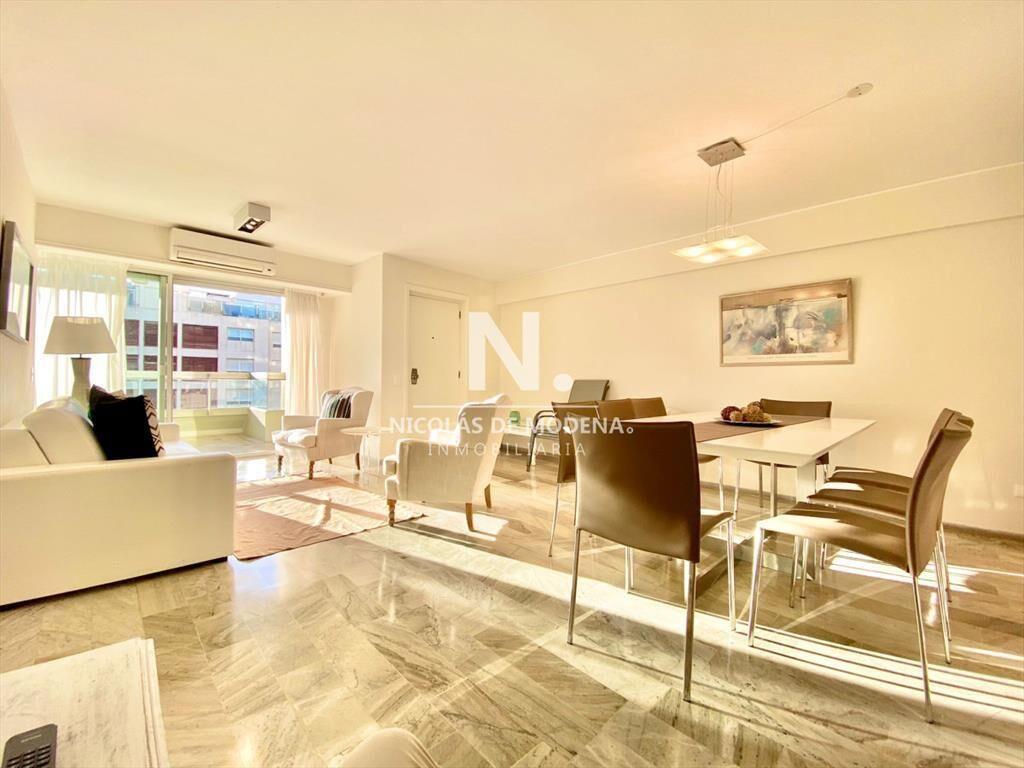Apartamento de tres dormitorios en venta, Punta del Este