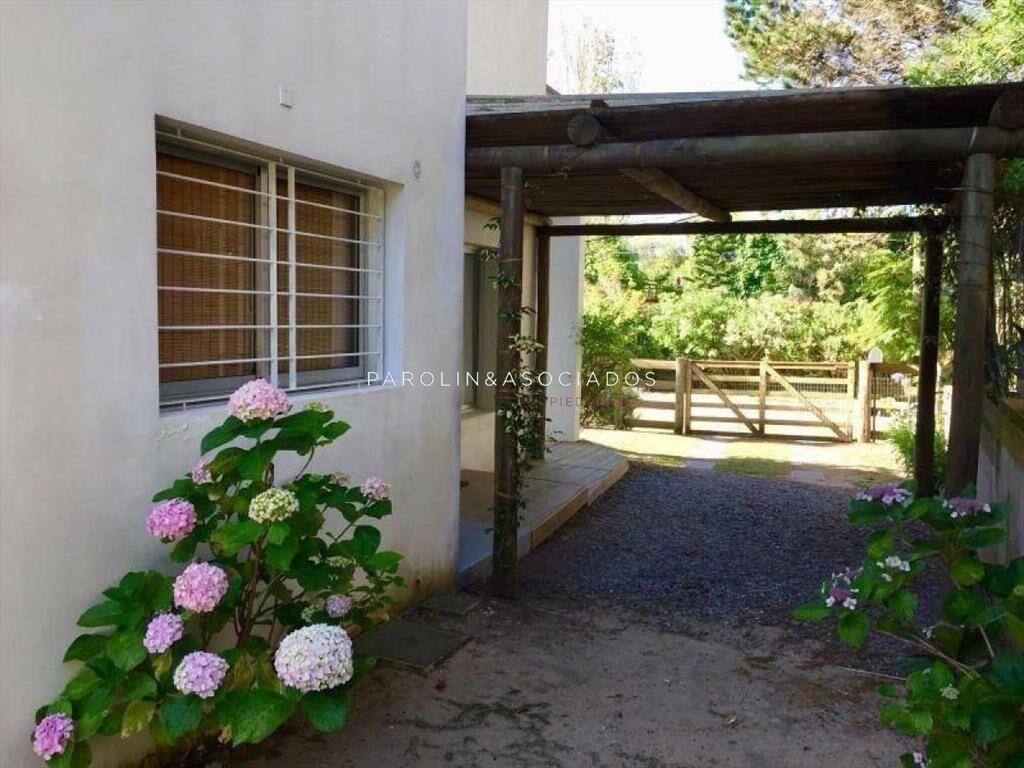Casa en venta de 3 dormitorios en La Barra, Punta del Este.