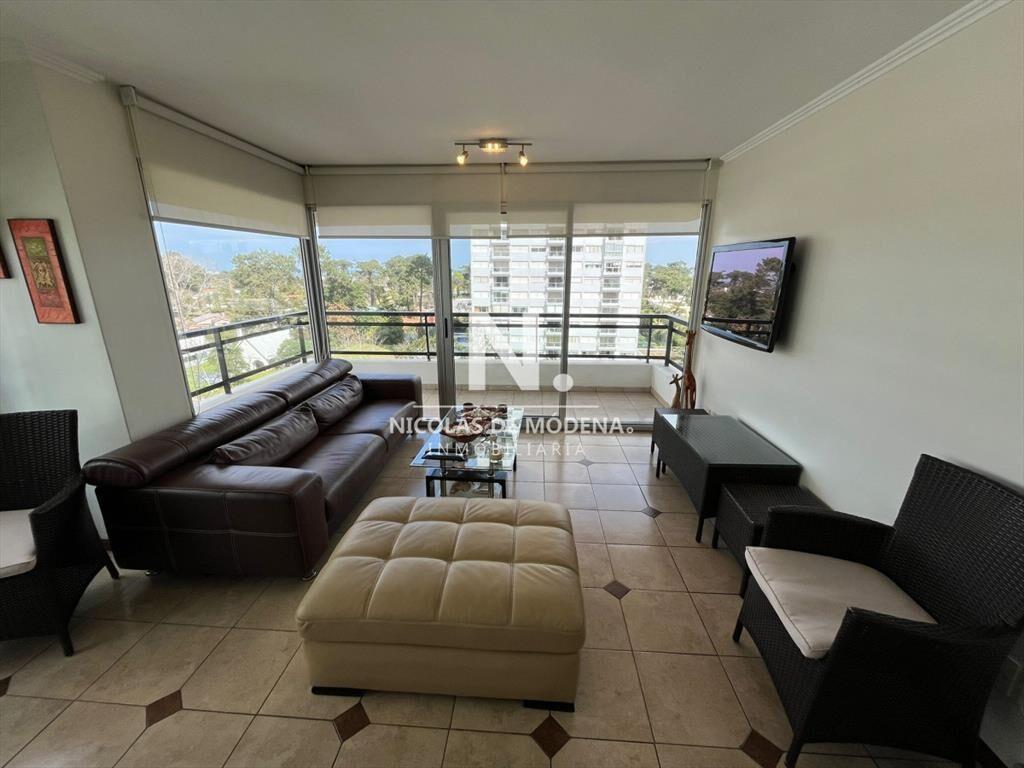 En venta apartamento de 3 dormitorios en Punta
