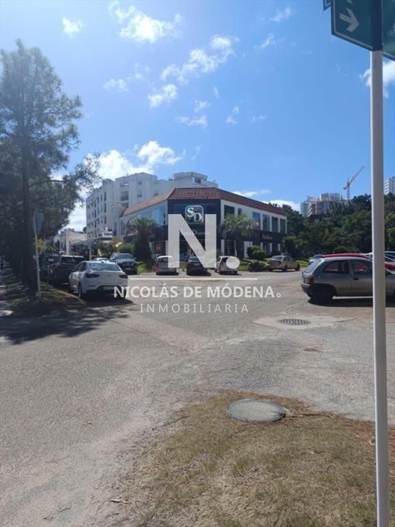 En venta local de 390m2 en Punta del Este